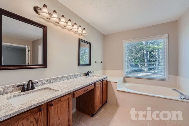 Building Photo - 10930 Pinehigh Dr