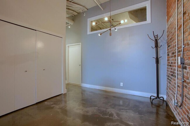 Building Photo - 6533 E Jefferson Ave