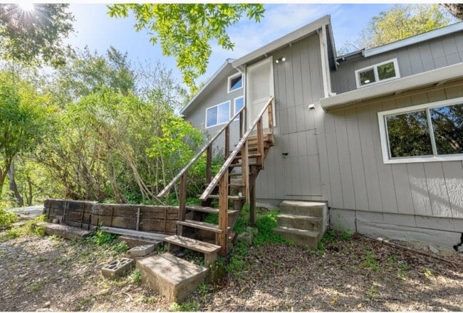 Building Photo - 19046 Laurel Dr