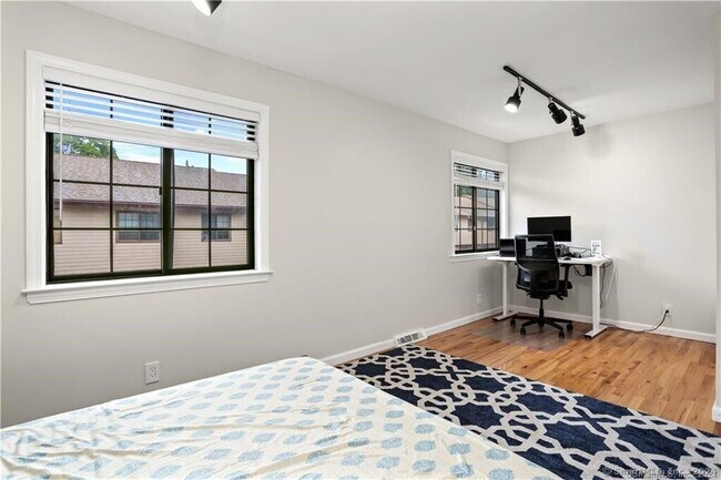 Building Photo - 237 Strawberry Hill Ave