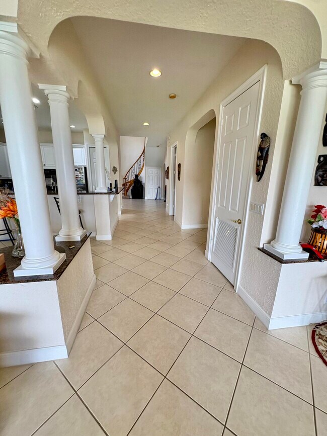 Building Photo - 3558 Collonade Dr