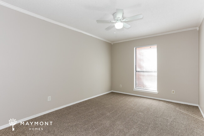 Building Photo - 6741 S Creek Dr