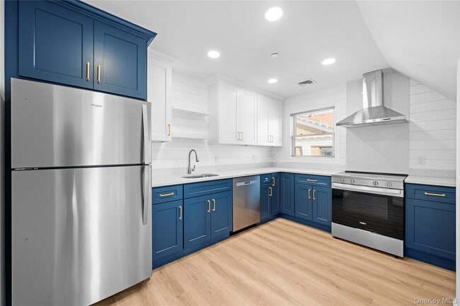 Building Photo - 584 Main St