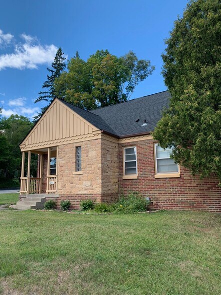 Building Photo - 409 W Arrowhead Rd