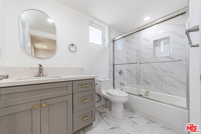 Building Photo - 5438 Romaine St