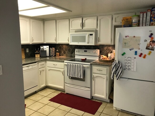 Building Photo - Upscale condo located in gated Community!