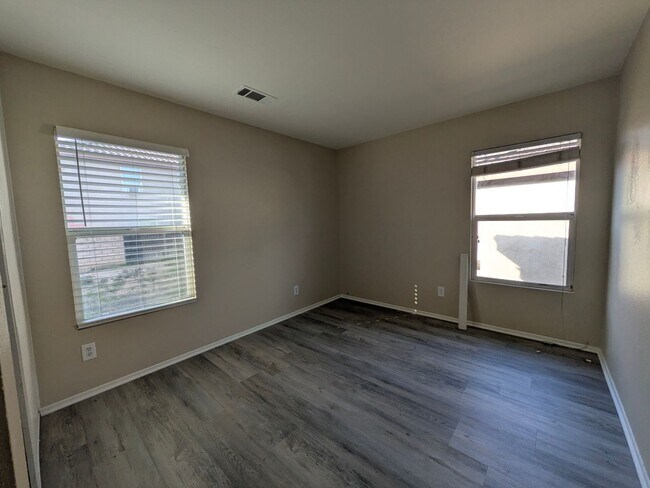 Building Photo - Beautiful 3 bedroom home