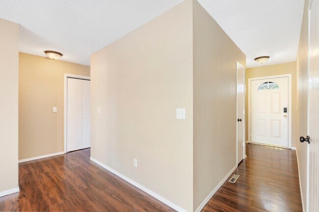 Building Photo - 1621 N Hillcrest Ave