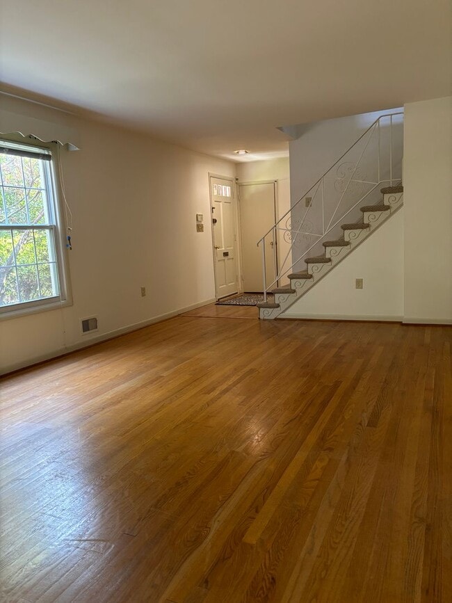 Building Photo - Beautiful Colonial In the Fernwood subdivision in Bethesda