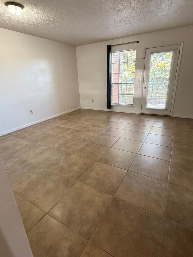 Building Photo - 113 Classic Ct