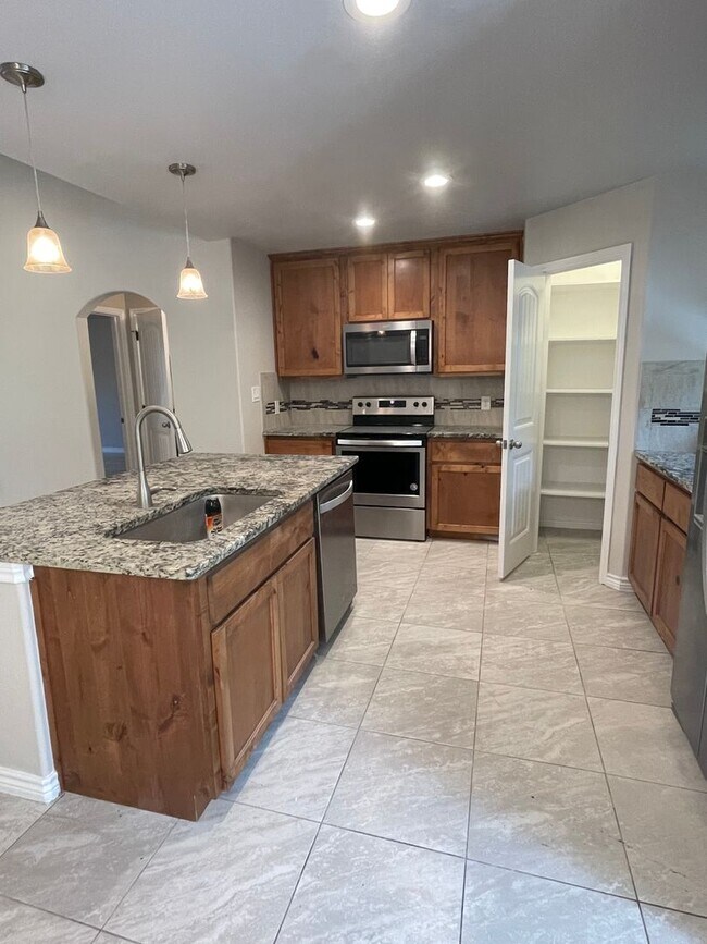 Building Photo - NEW ON MARKET