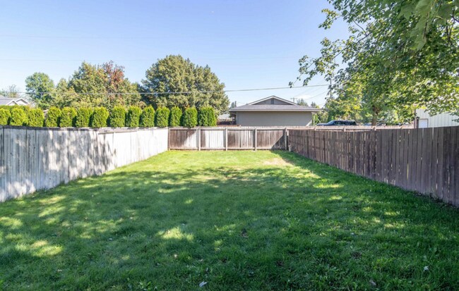 Building Photo - 5619 S Crestline St