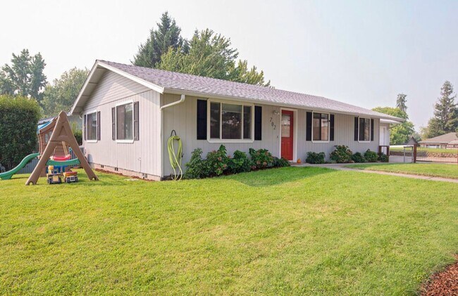 Primary Photo - Great 3 Bedroom, 2 bath house Available Se...