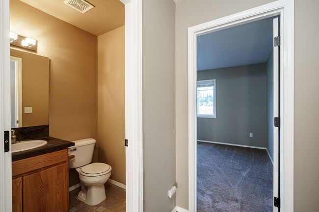 Building Photo - 3 Bedroom 2.5 Bath Duplex -Quick Easy Acce...