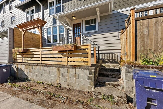 Building Photo - Modern 4-Story Townhouse in Tacoma’s Histo...
