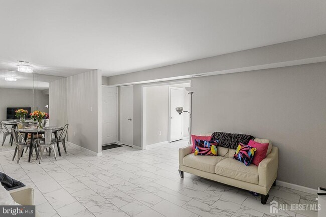 Building Photo - 23A W Bluebell Ln