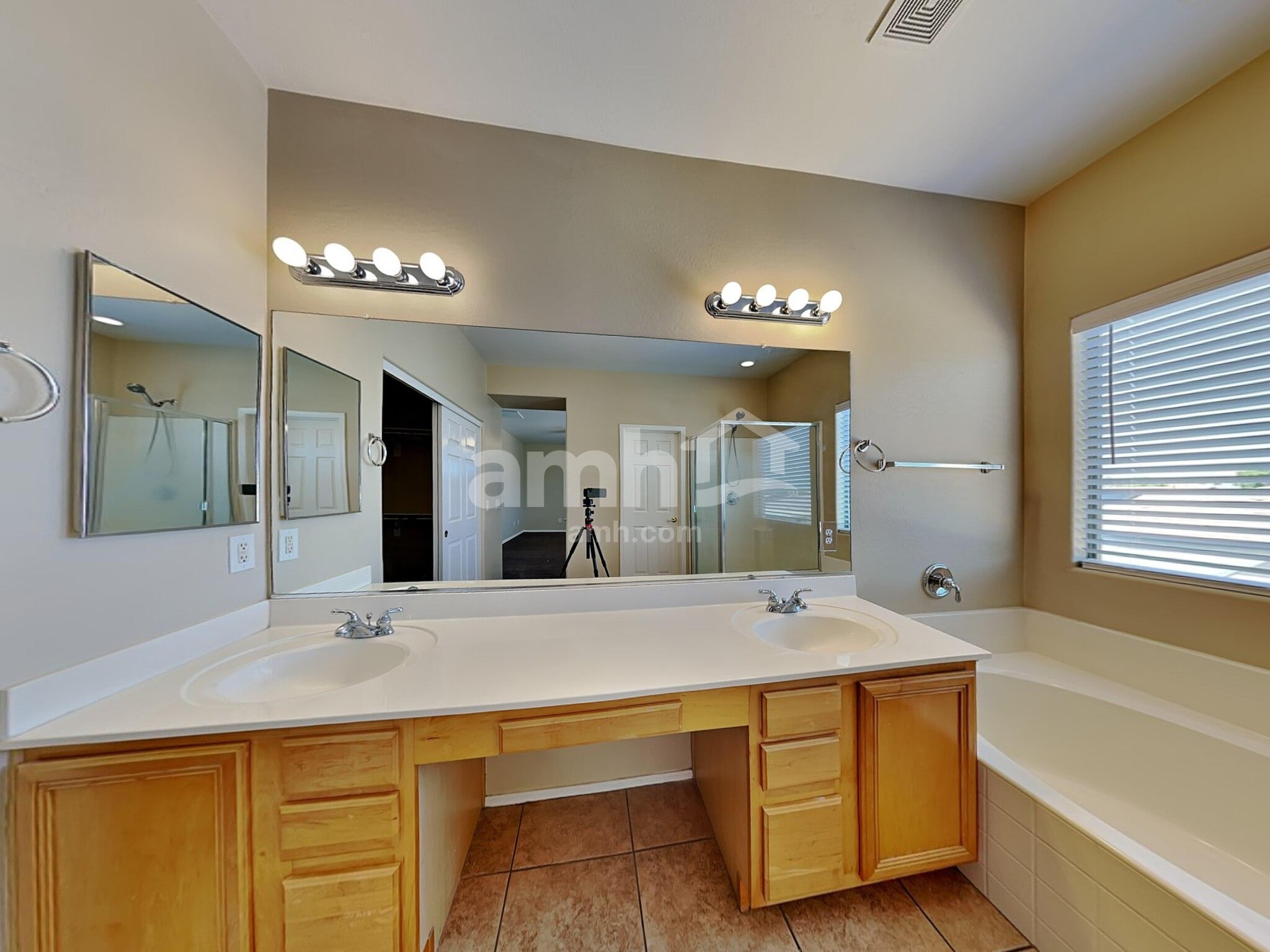 Building Photo - 5202 W Sunland Ave