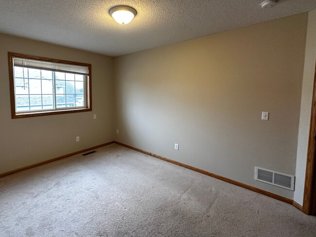 Building Photo - 2 Bed 2 Bath Bonus Den townhome