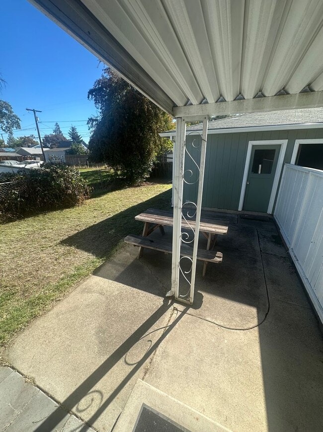 Building Photo - Medford 2 Bedroom, 1 bath Duplex with Fenced Yard