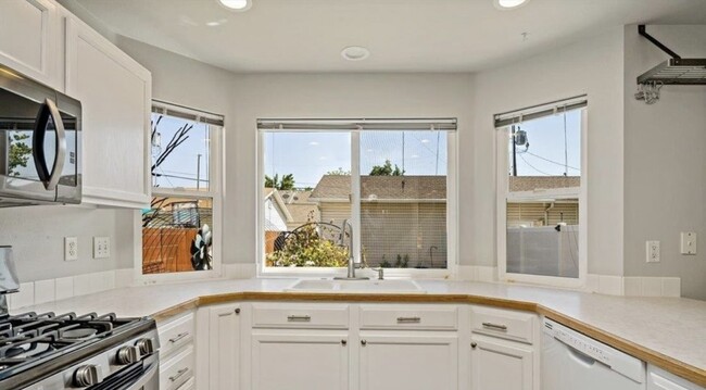 Kitchen - 3011 W Pleasanton Ave