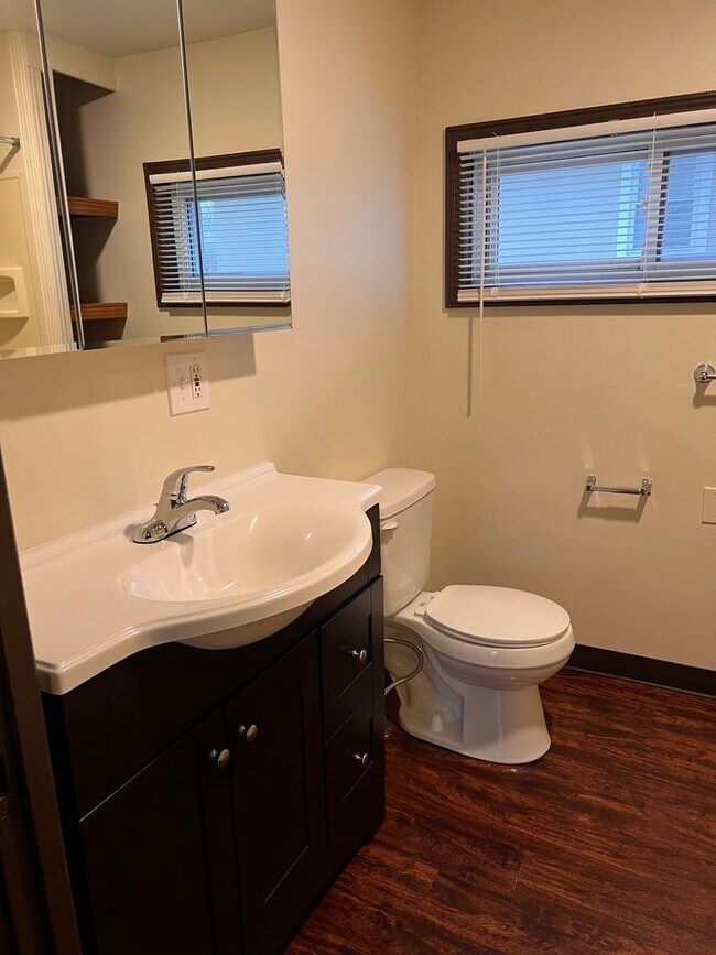 Building Photo - 123 E Broadway Ave