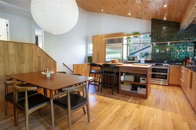 Building Photo - 8885 Bay Dr