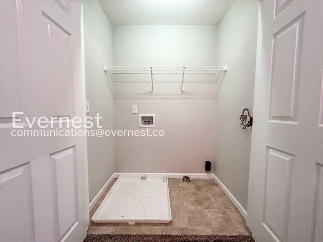 Building Photo - 2 Bed, 2.5 Bath Home with Fenced Yard & Garage / Available Now!