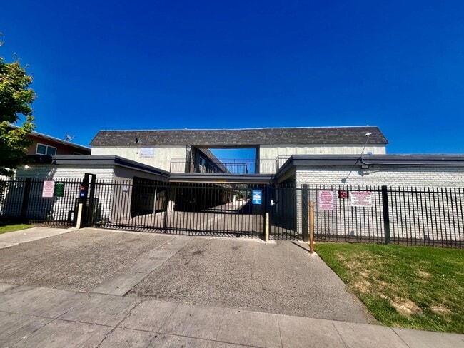Building Photo - 5280 N 6th St