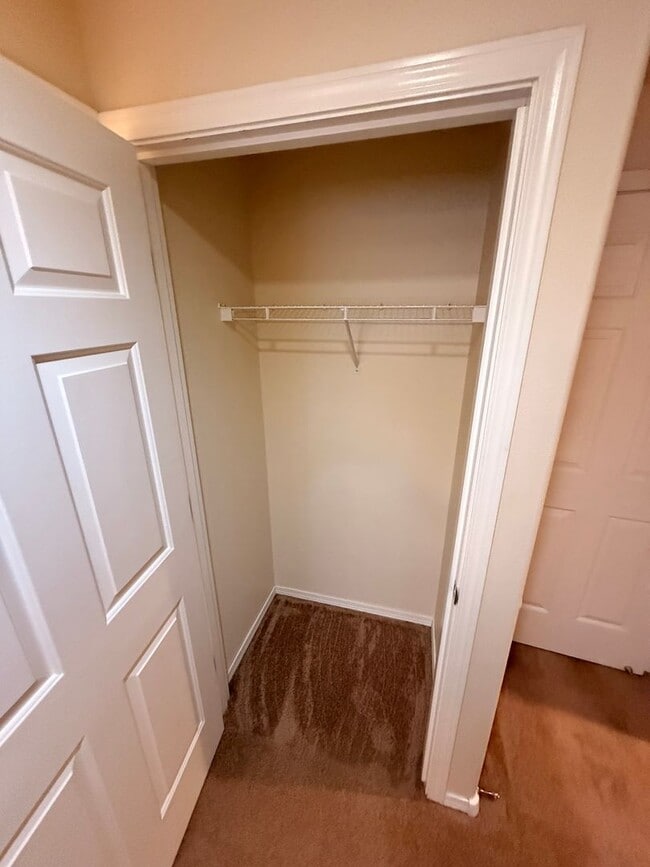 Building Photo - CHECK OUT THIS SPACIOUS, WELCOMING HOME IN THE MOUNTAIN VIEW DISTRICT!!!