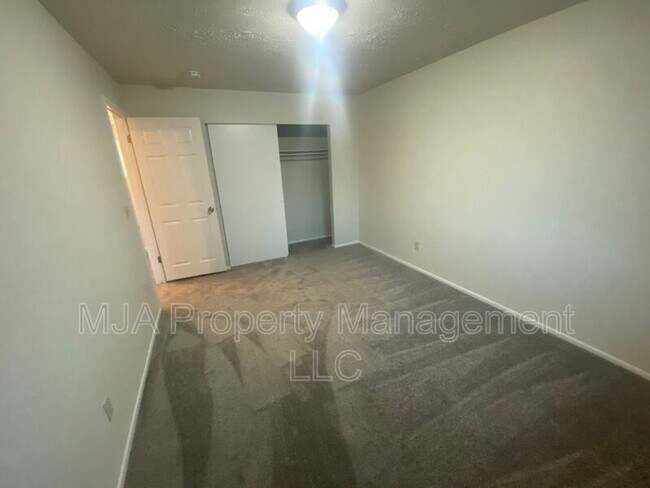 Building Photo - 1817 E Vine St