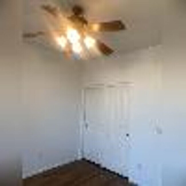 Building Photo - 4 Bedroom, 2 1/2 Bath Available Now!