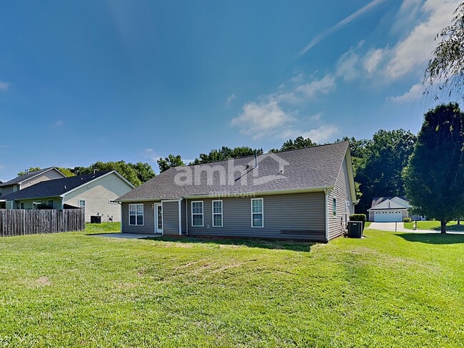 Building Photo - 706 Walnut Crossing Dr