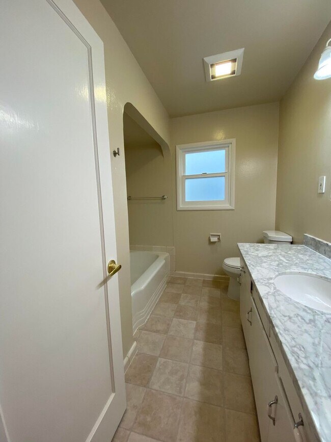 Building Photo - Charming 2-Bedroom Home Near Downtown San ...