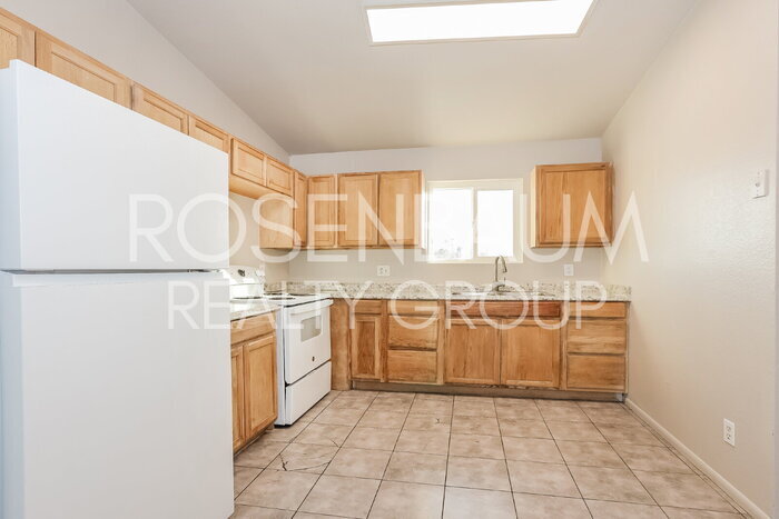 Building Photo - 465 W Ivyglen St