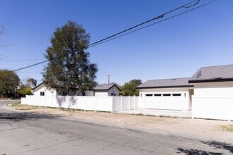 Building Photo - 25102 Everett Dr