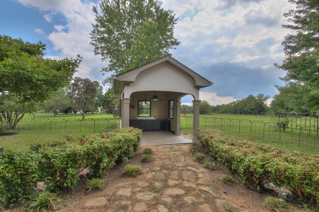 Building Photo - 4335 N Chapel Rd