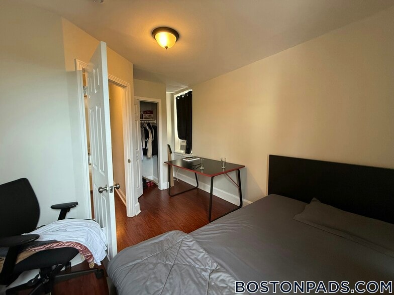 Building Photo - 70 Joy St