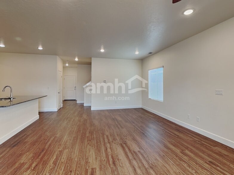 Building Photo - 5095 W Milliron Dr