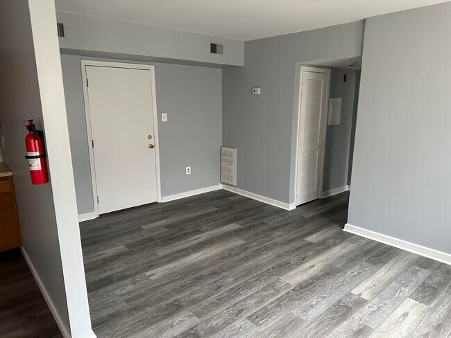 Building Photo - 800-802 Adams