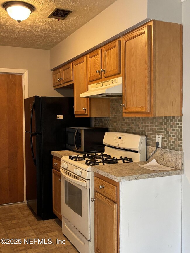 Building Photo - 7430 Jade Dr N