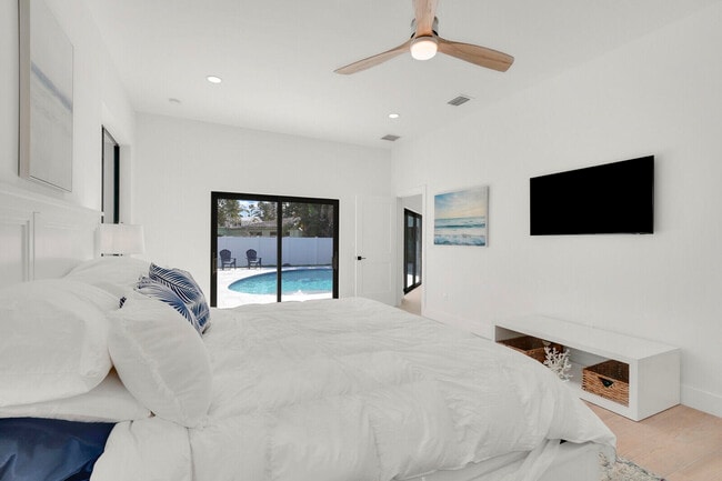 Building Photo - 1248 N Harbor Dr