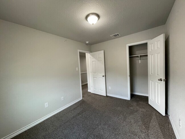 Building Photo - Townhome for rent