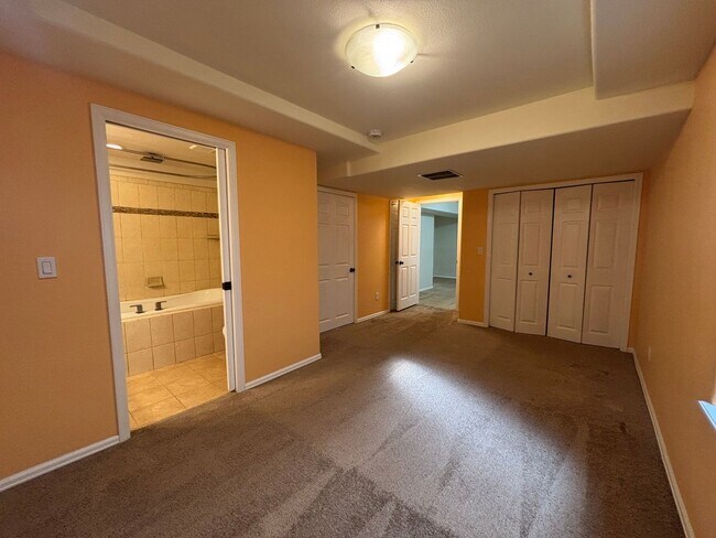 Building Photo - 4 Bedroom, 3.5 Bathroom Home with A/C! - A...