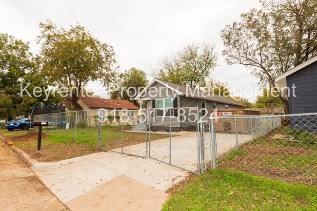 Building Photo - Charming 3-Bedroom Home with Spacious Yard in North Tulsa