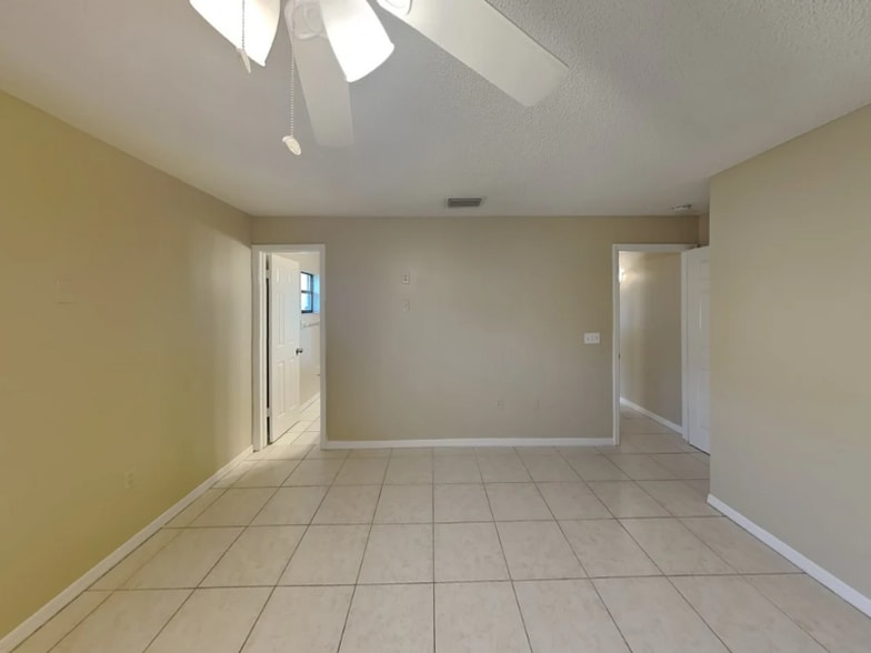 Building Photo - 902 Sunshine Way SW