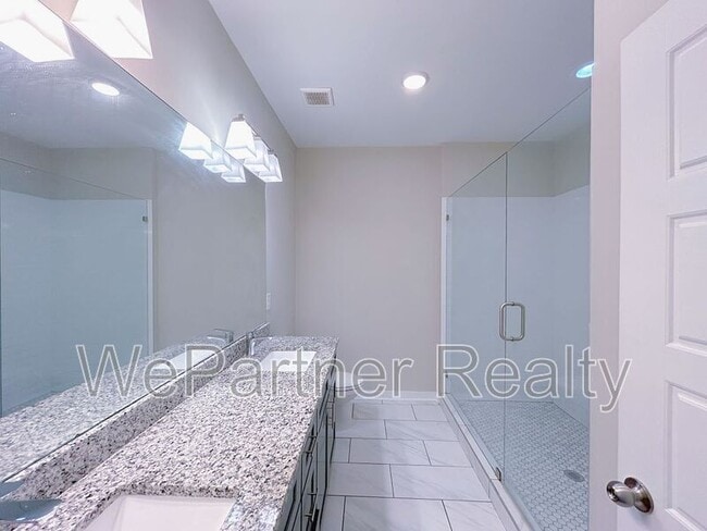 Building Photo - 2031 Ocean Dr NW