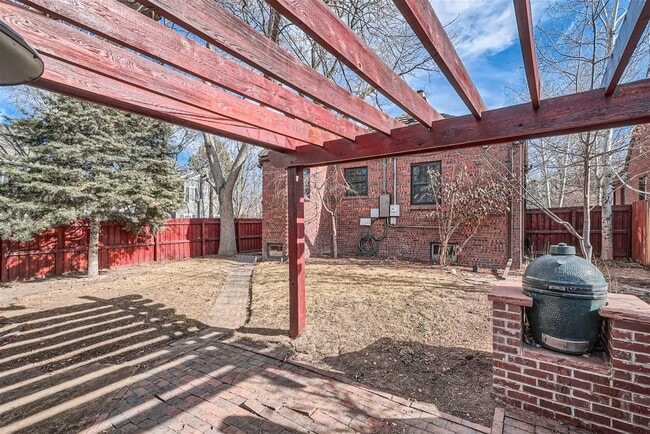 Building Photo - 695 Ash St.