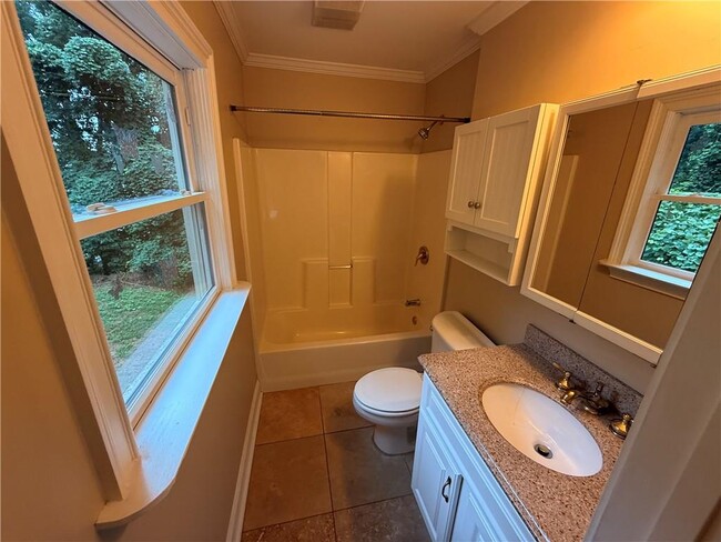 Building Photo - 1505 Hillcrest Dr