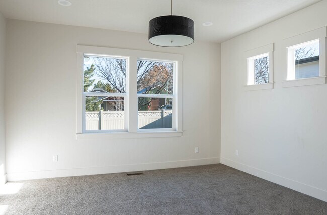 Building Photo - 270 E Rosalyn Dr