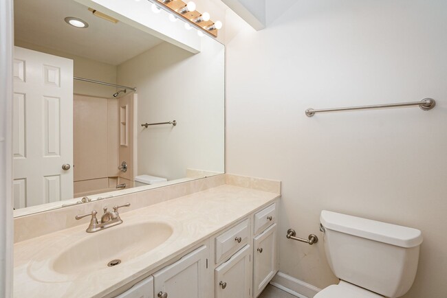 Building Photo - End Unit 2 Bedroom 2 1/2 Bath Townhome-Hil...